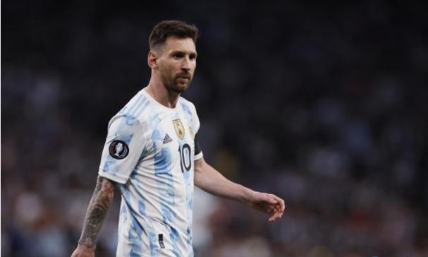 游客看比赛游侨乡